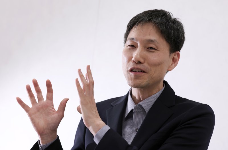 강민욱 고려대학교 경제학과 교수가 24일 고려대학교 교수 연구실에서 뉴스1 대선 기획 '3040, 차기 정부에 바란다' 인터뷰를 하고 있다. 2025.4.24/뉴스1 ⓒ News1 김성진 기자