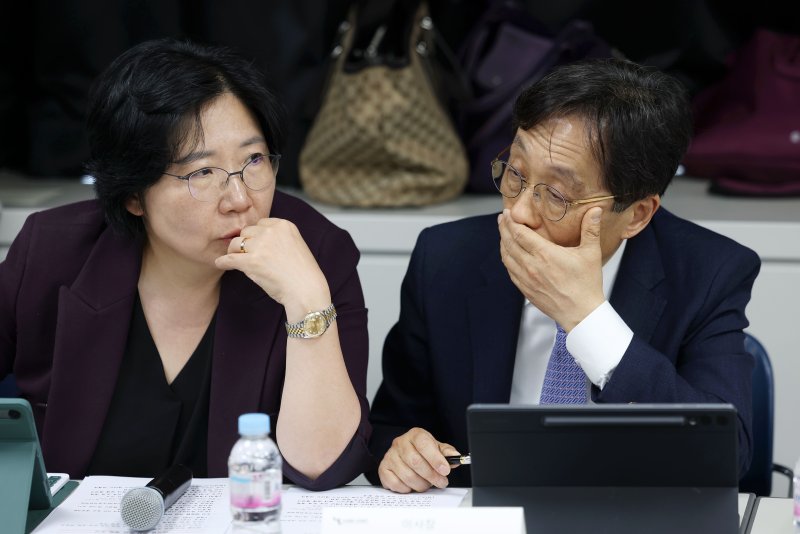 [서울=뉴시스] 홍효식 기자 = 이종태(오른쪽) 한국의과대학·의학전문대학원협회(KAMC) 이사장과 김홍순 교육부 의대교육지원관이 지난달 30일 서울 종로구 서울대 치과병원 본관에서 열린 교육부-의대학장 회의에 앞서 대화를 나누고 있다. 2025.04.30. yesphoto@newsis.com