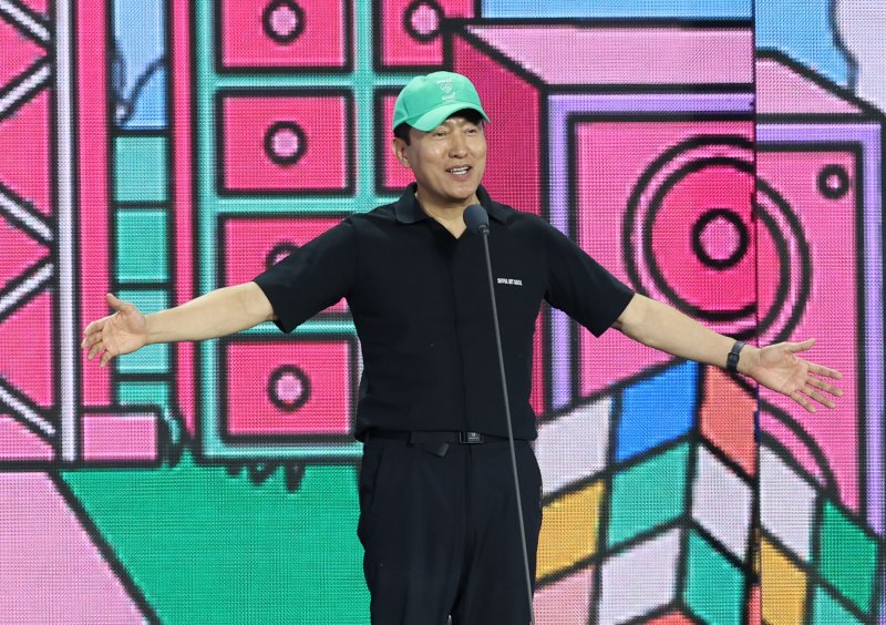 오세훈 서울시장이 30일 서울 마포구 상암 월드컵경기장에서 열린 ‘서울스프링페스타 WONDER SHOW’에 참석해 서울스프링페스타 개막을 알리고 있다. 2025.4.30/뉴스1 ⓒ News1 권현진 기자