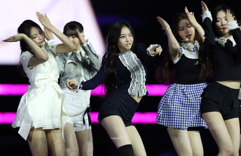 하츠투하츠 이안(가운데)이 30일 서울 마포구 상암 월드컵경기장에서 열린 ‘서울스프링페스타 WONDER SHOW’에 출연해 매혹적인 무대를 선보이고 있다. 2025.4.30/뉴스1 ⓒ News1 권현진 기자