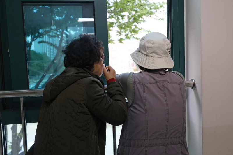 대피소서 대구산불 진화작업 지켜보는 어르신들 (출처=연합뉴스)