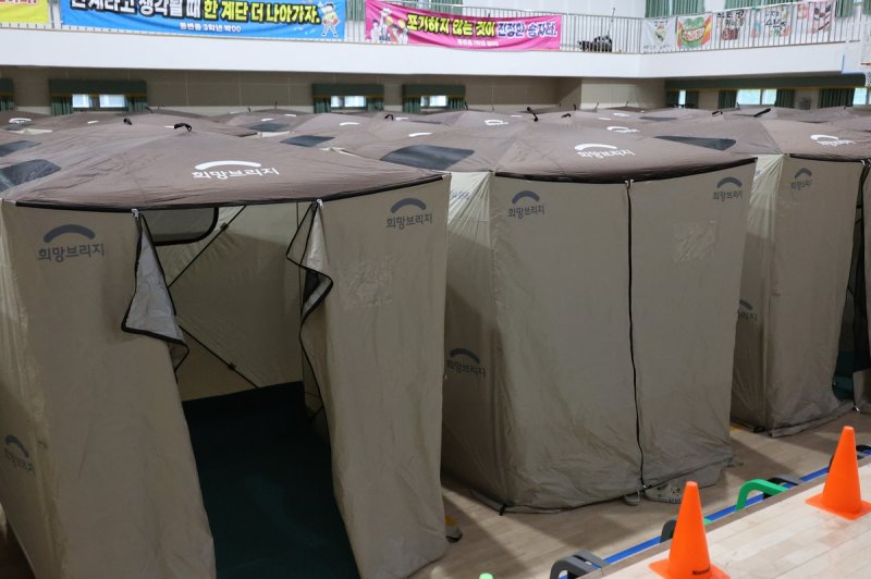 대피소 임시텐트 (출처=연합뉴스)