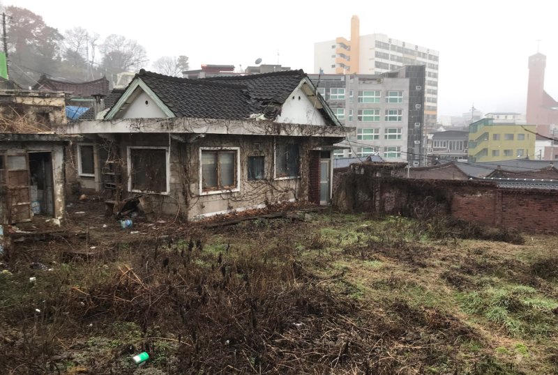 광주시가 장기 방치된 빈집 안전 감찰에 나선다. 장기 방치된 빈집 모습.(광주시 제공)/뉴스1 ⓒ News1 박준배 기자