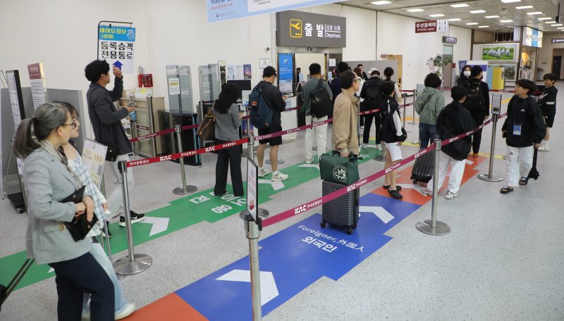 긴 황금연휴를 앞둔 29일 광주공항 출발 탑승구 앞에서 시민들이 제주행 비행기에 탑승하기 위해 채비하고 있다. 2025.4.29/뉴스1 ⓒ News1 이수민 기자
