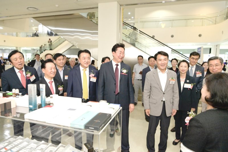 [원주=뉴시스] 이덕화 기자 = 5일 원주의료기기종합지원센터에서 열린 '제20회 강원의료기기전시회(GMES 2024)'에서 김진태 강원특별자치도 도지사, 원강수 원주시장, 한종현 원주의료기기테크노밸리 원장, 허영구 강원의료기기산업협회 회장이 제품 설명을 듣고 있다. 2024.09.05. wonder8768@newsis.com