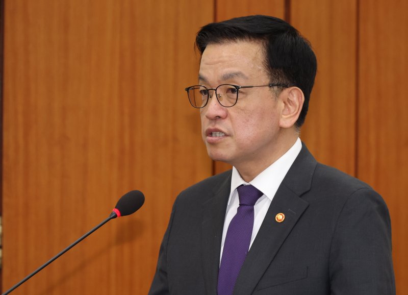 [서울=뉴시스] 조성봉 기자 = 사진은 최상목 경제부총리 겸 기획재정부 장관이 지난달 30일 오전 서울 여의도 국회에서 열린 기획재정위원회 전체회의에서 현안 보고를 하고 있다는 모습. 2025.04.30. suncho21@newsis.com