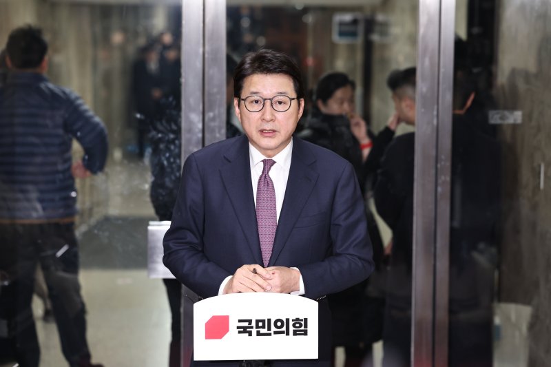 신동욱 국민의힘 원내수석부대표가 7일 오후 서울 여의도 국회에서 국민의힘의 표결 불참으로 윤석열 대통령의 탄핵소추안이 폐기된 것과 관련해 당 입장을 발표하고 있다. 2024.12.7/뉴스1 ⓒ News1 구윤성 기자