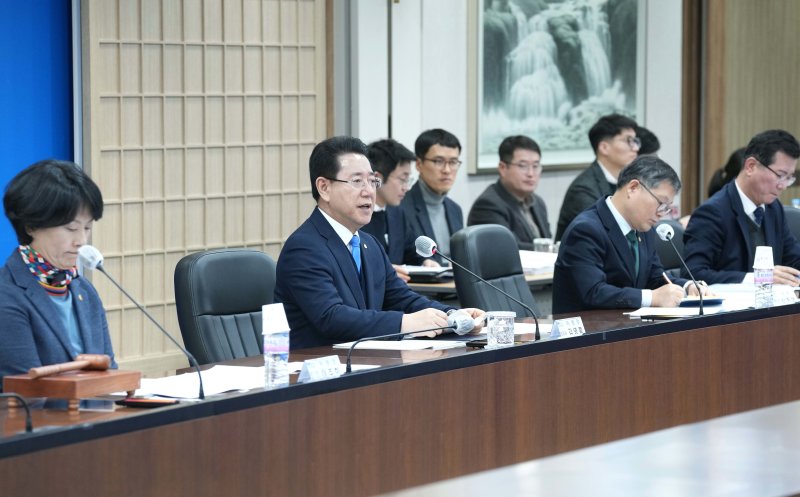 김영록 전라남도지사가 17일 도청 서재필실에서 열린 ‘2025년 제1회 전남 RISE위원회’를 주재하고 있다.(전남도 제공. 재판매 및 DB금지) 2025.2.17/뉴스1