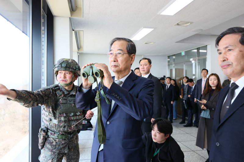 한덕수 대통령 권한대행 국무총리가 1일 경기도 파주시 육군 1사단 도라 관측소(OP) 전망대에서 양진혁 육군 1사단장으로부터 전방 상황에 대한 설명을 듣고 있다. (총리실 제공, 재판매 및 DB 금지) 2025.4.1/뉴스1 ⓒ News1 임세영 기자