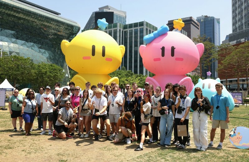 대전시청 앞에 설치된 대형 꿈돌이와 꿈순이 모습.(대전시 제공)/뉴스1 ⓒ News1 김경훈 기자