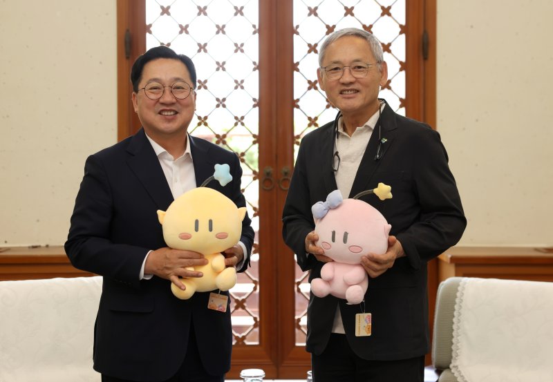 유인촌 문화체육관광부 장관과 이장우 대전시장이 19일 대전 중구 옛 충남도청사에서 면담 후 1993 대전 엑스포 공식 마스코트인 꿈돌이와 꿈순이 인형을 들고 기념촬영을 하고 있다. (문화체육관광부 제공) 2024.6.19/뉴스1