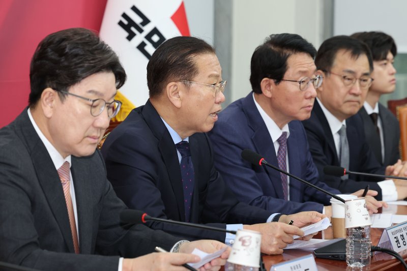 [서울=뉴시스] 권창회 기자 =권영세 국민의힘 비상대책위원장이 1일 오전 서울 여의도 국회에서 열린 비상대책위원회의에서 발언하고 있다. 2025.05.01. kch0523@newsis.com