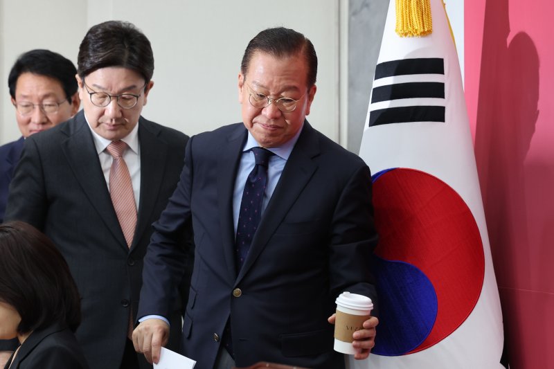 [서울=뉴시스] 권창회 기자 =권영세 국민의힘 비상대책위원장과 권성동 원내대표가 1일 오전 서울 여의도 국회에서 열린 비상대책위원회의에 참석하고 있다. 2025.05.01. kch0523@newsis.com