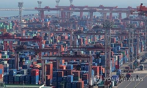 수출 컨테이너 쌓여있는 부산항 (출처=연합뉴스)