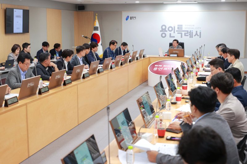 이상일 시장이 지난달 30일 시민프로축구단 창단준비위원회 회의를 주재하고 있는 모습.(용인시 제공)