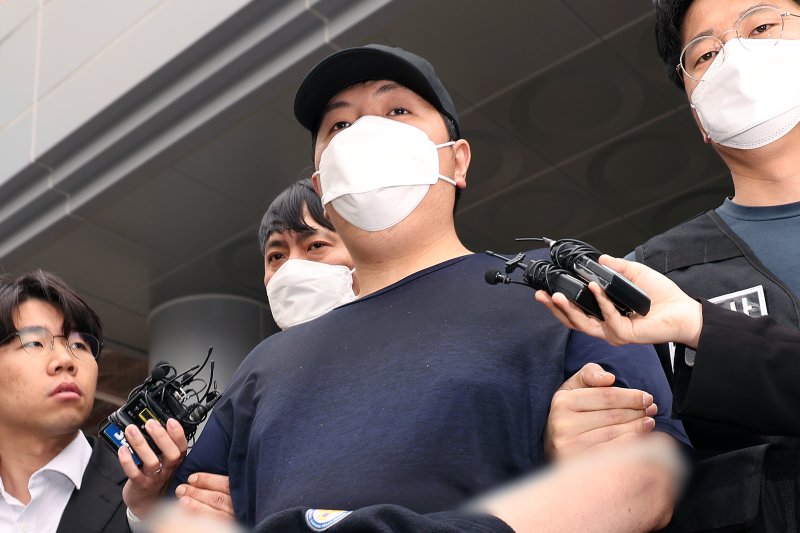서울 강북구 미아동 마트에서 흉기를 휘둘러 1명을 살해하고 1명을 다치게 한 김성진(32·남)이 1일 오전 서울 강북경찰서에서 검찰로 구속 송치되고 있다. 김 씨는 지난달 22일 오후 6시 20분쯤 서울 강북구 지하철 4호선 미아역 인근 마트에서 흉기로 40대 여성 직원을 다치게 하고 60대 여성 손님을 숨지게 한 혐의를 받는다. 2025.5.1/뉴스1 ⓒ News1 민경석 기자
