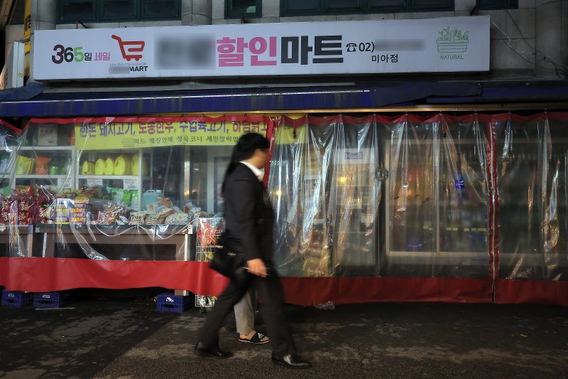 흉기 공격으로 1명이 숨지고 다른 한 명이 크게 다치는 사건이 발생한 22일 서울 강북구 지하철 4호선 미아역 인근 24시간 운영되던 할인마트 앞으로 시민들이 지나고 있다. 2025.4.22/뉴스1 ⓒ News1 박정호 기자