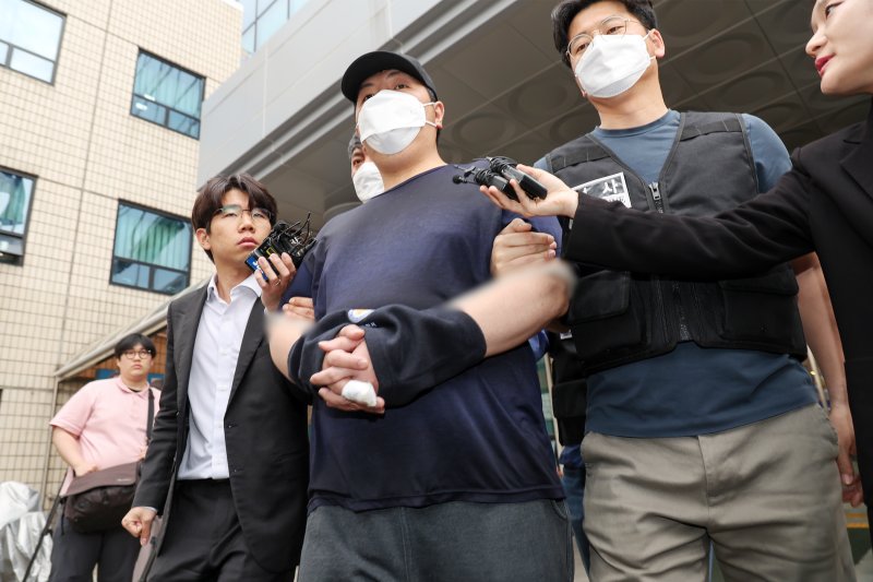 서울 강북구 미아동 마트에서 흉기를 휘둘러 1명을 살해하고 1명을 다치게 한 김성진(32·남)이 1일 오전 서울 강북경찰서에서 검찰로 구속 송치되고 있다. 2025.5.1/뉴스1 ⓒ News1 민경석 기자