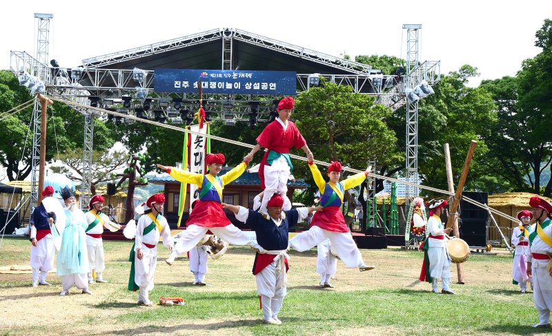 [진주=뉴시스]진주시, ‘솟대쟁이놀이’ 2025년 상설공연 시작.(사진=진주시 제공).2025.05.01.photo@newsis.com *재판매 및 DB 금지