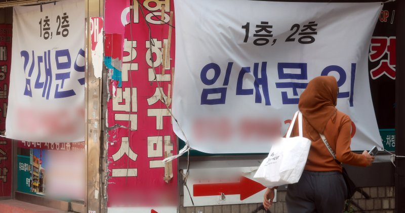 29일 서울 중구 충무로의 한 폐업한 상가에 임대 안내문이 붙어 있다. 올해 1분기 서울 중구 충무로의 중대형 상가 공실률이 22.5%로, 전년 대비 크게 상승했다. 이날 한국부동산원 통계 시스템에 따르면 올해 1분기(1~3월) 기준 서울에서 중대형 상가 공실률이 가장 높은 지역은 충무로(22.5%)로 집계됐다. 상권 위축과 인쇄 골목 쇠퇴 등이 원인으로 지목된다. 2025.4.29/뉴스1 ⓒ News1 김진환 기자
