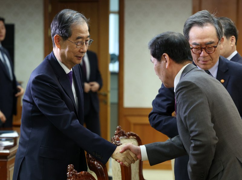 [서울=뉴시스] 고범준 기자 = 한덕수 대통령 권한대행 국무총리가 1일 서울 종로구 정부서울청사에서 열린 안보관계장관회의에 참석하며 김선호 국방부장관 직무대행과 악수하고 있다. 2025.05.01. bjko@newsis.com