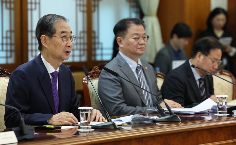 [서울=뉴시스] 고범준 기자 = 한덕수 대통령 권한대행 국무총리가 1일 서울 종로구 정부서울청사에서 열린 안보관계장관회의에서 발언하고 있다. 2025.05.01. bjko@newsis.com