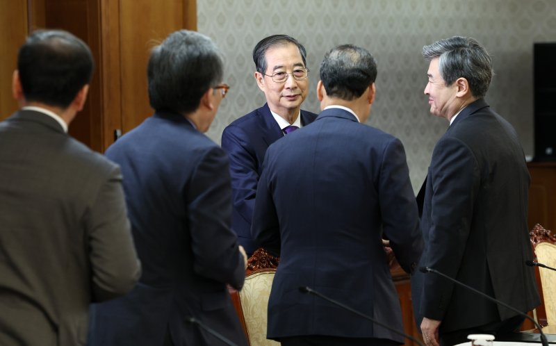 [서울=뉴시스] 고범준 기자 = 한덕수 대통령 권한대행 국무총리가 1일 서울 종로구 정부서울청사에서 열린 안보관계장관회의에 참석하며 조태용(오른쪽부터) 국정원장, 김영호 통일부 장관, 조태열 외교부 장관, 김선호 국방부장관 직무대행과 악수하고 있다. 2025.05.01. bjko@newsis.com