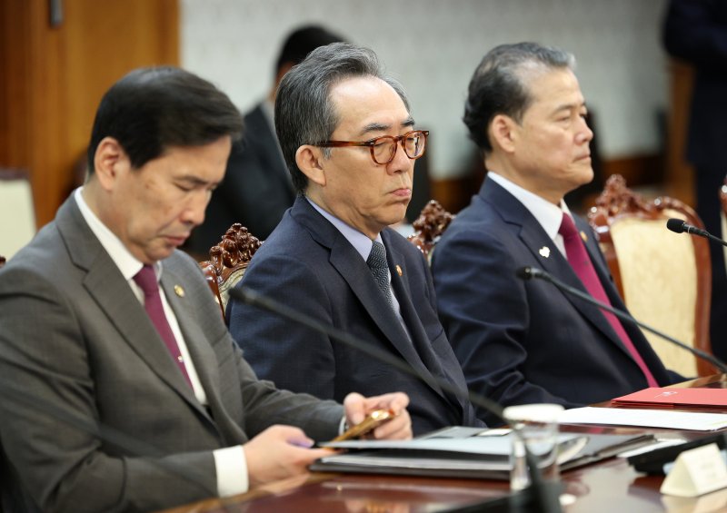 [서울=뉴시스] 고범준 기자 = 조태열(가운데) 외교부 장관이 1일 서울 종로구 정부서울청사에서 열린 안보관계장관회의에 참석해 자리에 앉아 있다. 왼쪽부터 김선호 국방부장관 직무대행, 조 장관, 김영호 통일부 장관. 2025.05.01. bjko@newsis.com