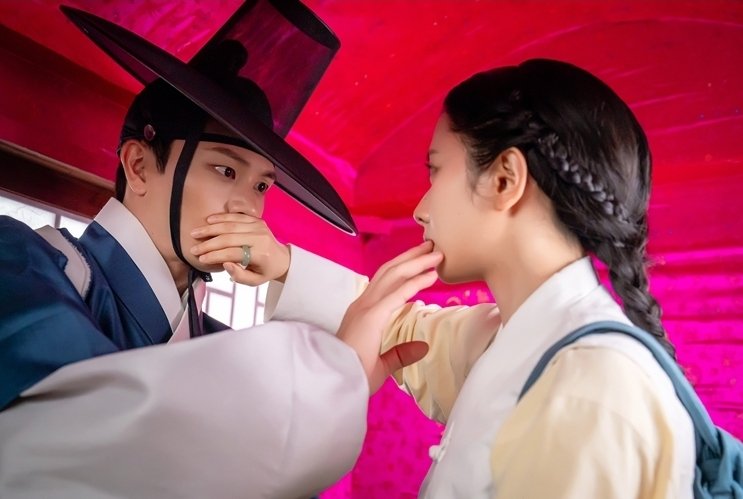 '귀궁' 육성재·김지연, 가마 안 아찔한 입술 터치…터질듯한 설렘