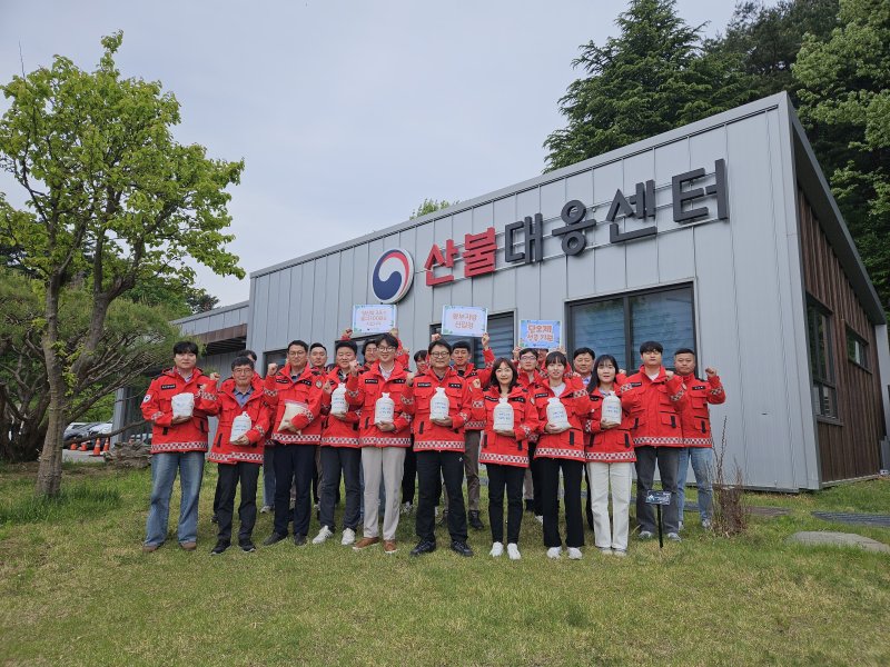 동부지방산림청 신주미 봉정 단체사진.(동부산림청 제공, 재판매 및 DB 금지) 2025.5.1/뉴스1