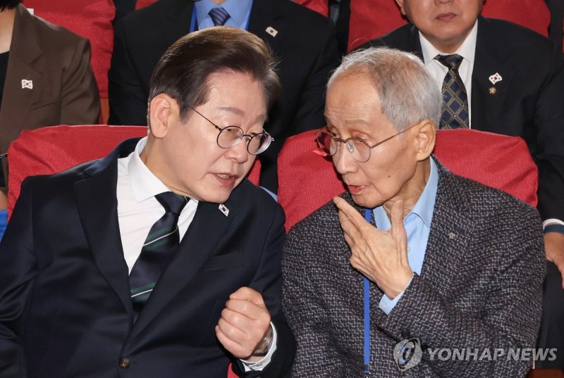 대화하는 이재명 대선 후보-윤여준 상임 총괄선대위원장 (출처=연합뉴스)