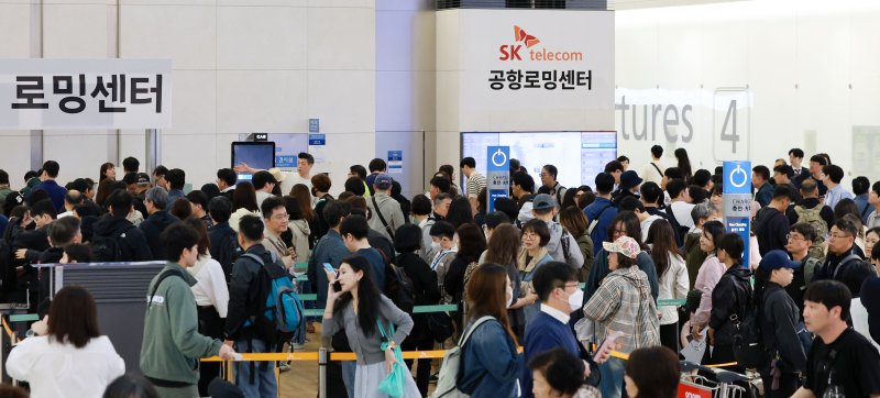 최장 엿새간 이어지는 징검다리 황금연휴가 시작된 1일 인천국제공항 제1여객터미널 SK텔레콤 로밍센터에서 여행객들이 유심 교체를 위해 대기하고 있다. 2025.5.1/뉴스1 ⓒ News1 김진환 기자