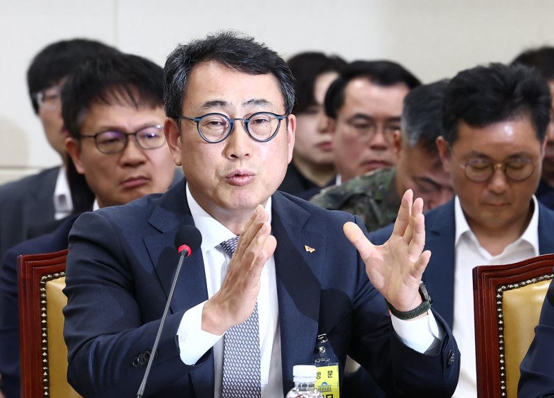 유영상 SKT 대표이사가 30일 오전 서울 여의도 국회에서 열린 서울 여의도 국회 과학기술정보방송통신위원회에서 열린 YTN 등 방송·통신 분야 청문회에서 답변하고 있다. 2025.4.30/뉴스1 ⓒ News1 김민지 기자