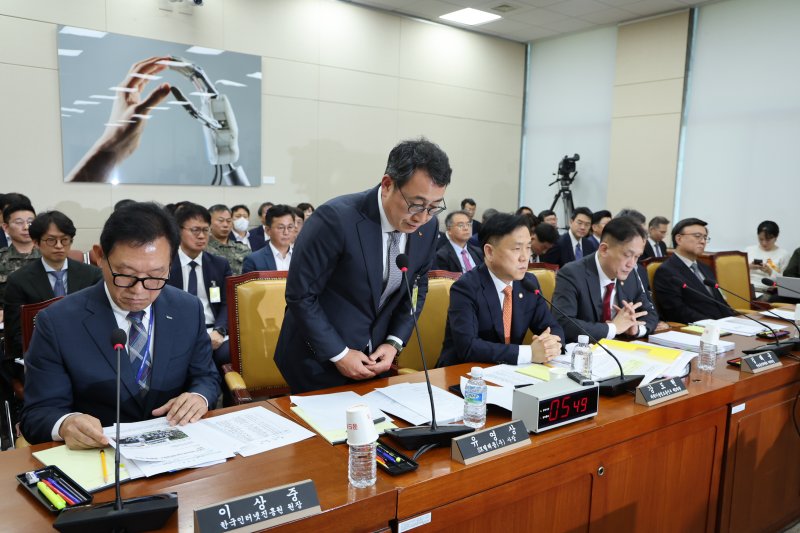 유영상 SK텔레콤 대표이사가 30일 오전 서울 여의도 국회 과학기술정보방송통신위원회에서 열린 YTN 등 방송·통신 분야 청문회에 출석해 유심 해킹 사고와 관련해 고개 숙여 사과하고 있다. 2025.4.30/뉴스1 ⓒ News1 이재명 기자