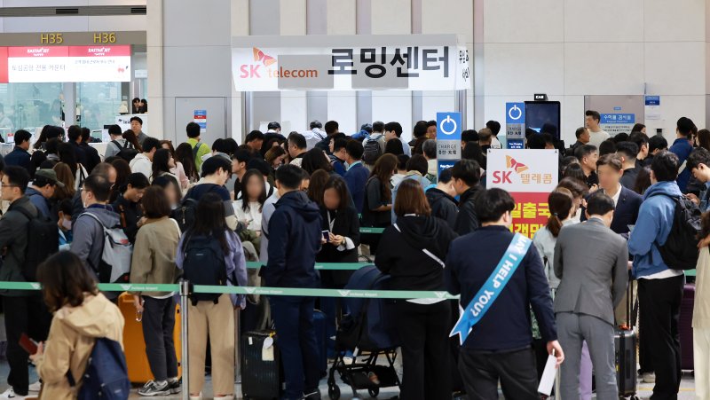 최장 엿새간 이어지는 징검다리 황금연휴가 시작된 1일 인천국제공항 제1여객터미널 SK텔레콤 로밍센터에서 여행객들이 유심 교체를 위해 대기하고 있다. 2025.5.1/뉴스1 ⓒ News1 김진환 기자