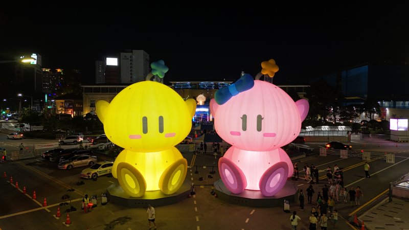 [대전=뉴시스]대전 꿈돌이, 꿈순이 야간 조형물이 5월 한달동안 프로야구 한화이글스 홈구장인 대전한화생명볼파크 광장에 전시된다. (사진=대전관광공사 제공) 2025. 005. 01 photo@newsis.com *재판매 및 DB 금지