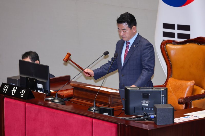 29일 서울 여의도 국회에서 열린 예산결산특별위원회 제424회국회(임시회) 제2차 전체회의에서 박정 위원장이 의사봉을 두드리고 있다. 2025.4.29/뉴스1 ⓒ News1 안은나 기자