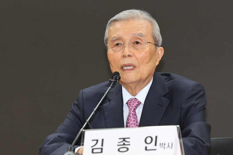 [서울=뉴시스] 권창회 기자 = 김종인 전 국민의힘 비상대책위원장이 12일 오후 서울 여의도 국회 의원회관에서 트럼프 당선과 한국정치의 과제를 주재로 특강을 하고 있다. 2024.11.12. kch0523@newsis.com
