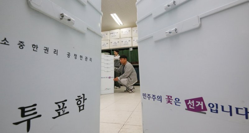 대전 대덕구 오정동 선거 관련 물품 보관 창고에서 대전시선거관리위원회 관계자가 투표함을 점검하고 있다. 2025.4.9/뉴스1 ⓒ News1 김기태 기자