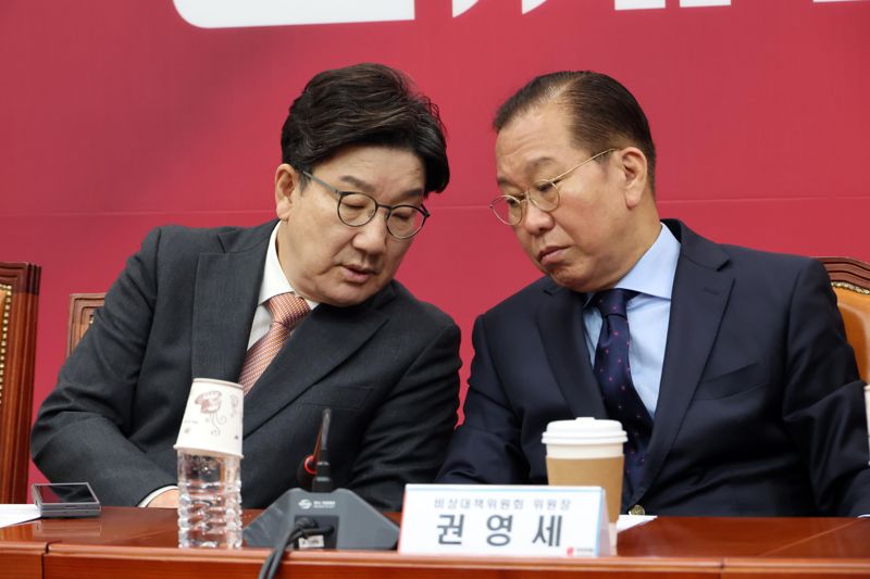 권영세 토토 홍보의힘 비상대책위원장과 권성동 원내대표가 1일 서울 여의도 국회에서 열린 비상대책위원회의에서 귀엣말을 하고 있다. 사진=박범준 기자