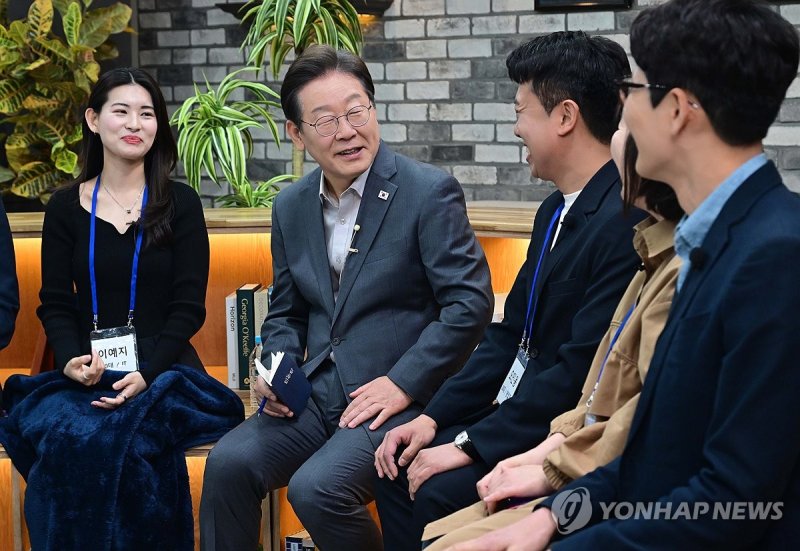직장인들과 간담회 하는 이재명 후보 (출처=연합뉴스)