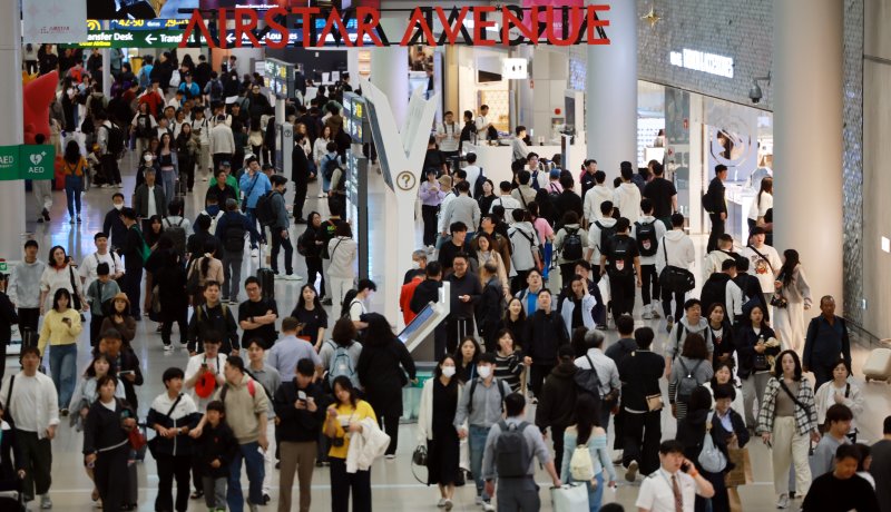 엿새간 이어지는 황금연휴가 시작된 1일 인천국제공항 제1여객터미널 면세구역이 여행객들로 붐비고 있다. 2025.5.1/뉴스1 ⓒ News1 김진환 기자