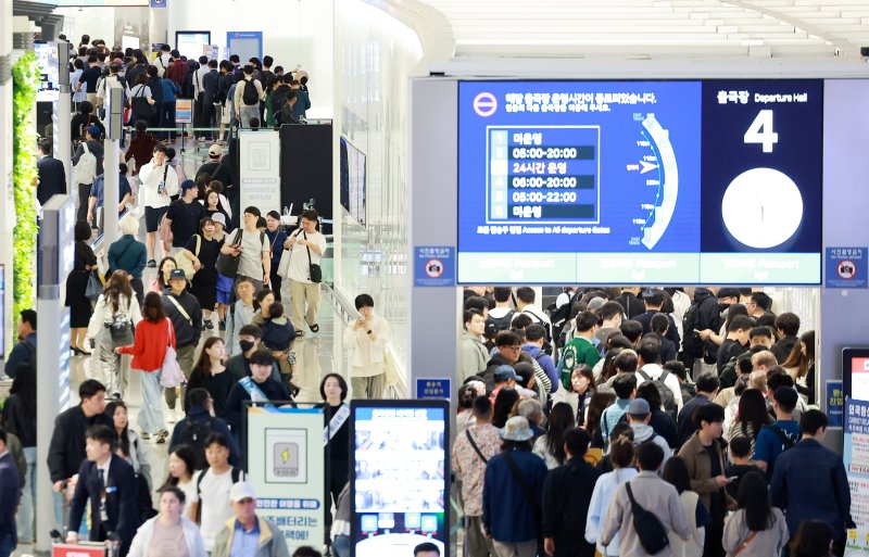 최장 엿새간 이어지는 징검다리 황금연휴가 시작된 1일 인천국제공항 제1여객터미널 출국장이 여행객들로 붐비고 있다. 2025.5.1/뉴스1 ⓒ News1 김진환 기자