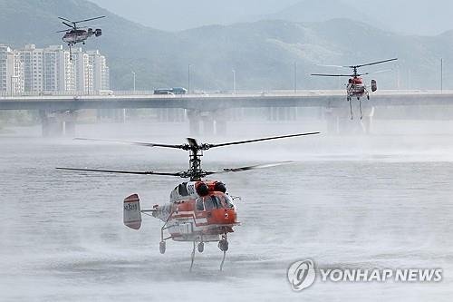 분주한 진화 헬기 (출처=연합뉴스)