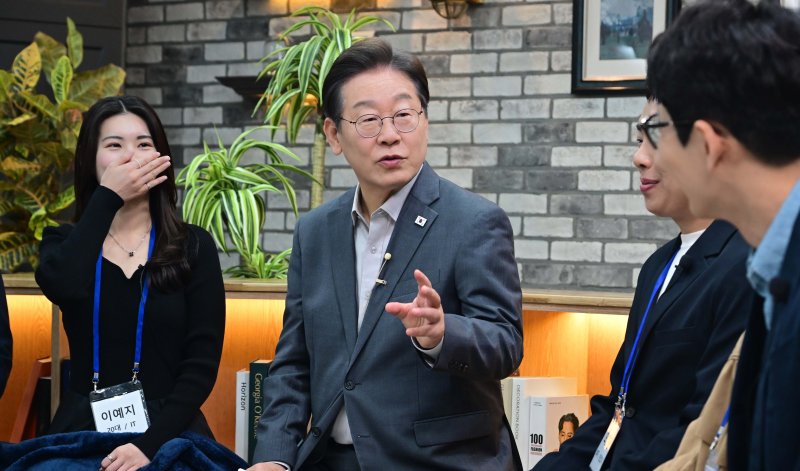 [서울=뉴시스] 국회사진기자단 = 이재명 더불어민주당 제21대 대통령 선거 후보가 30일 오후 서울 구로구 한 스튜디오에서 열린 슬기로운 퇴근생활 직장인 간담회에 참석해 직장인들의 고충을 듣고 답변하고 있다. 2025.04.30. photo@newsis.com