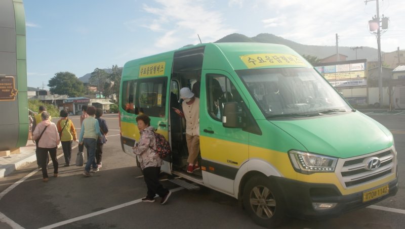 [안동=뉴시스] 경주시 산내면에서 운행되는 수요응답형 시골버스. (사진=경북도 제공) 2023.09.26 *재판매 및 DB 금지