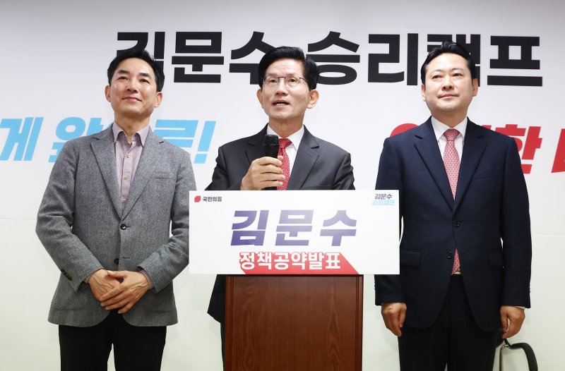 김문수 국민의힘 대선 경선 후보가 18일 오전 서울 여의도 선거사무소에서 열린 경제살리기 공약 발표 기자회견에서 장동혁 총괄선대본부장(오른쪽)과 박민식 전략기획본부장을 소개하고 있다. 2025.4.18/뉴스1 ⓒ News1 김민지 기자