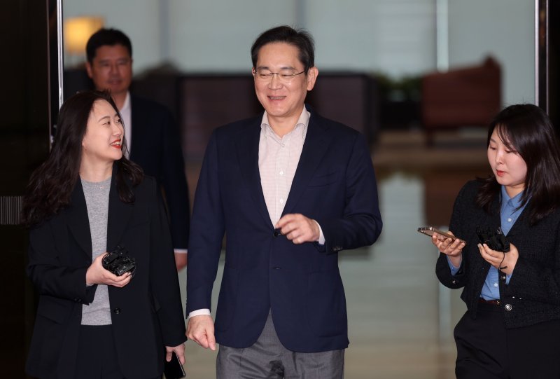 [서울=뉴시스] 홍효식 기자 =지난달 9일 일본 출장을 마친 이재용 삼성전자 회장이 서울 강서구 김포비즈니스항공센터(SGBAC)로 귀국하고 있다. 2025.04.09. yesphoto@newsis.com