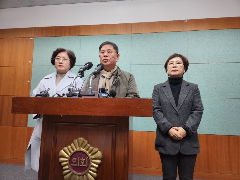 [전주=뉴시스] 김민수 기자= 조국혁신당 정도상 전북도당위원장과 당직자등이 4일 전북특별자치도의회 브리핑룸에서 긴급 기자회견을 갖고 윤석열 대통령 탄핵을 주장하고 있다. 2024.12.04 leo@newsis.com *재판매 및 DB 금지