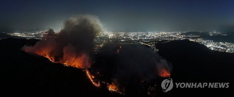 대구 도심 코앞에서 타오르는 산불 (출처=연합뉴스)